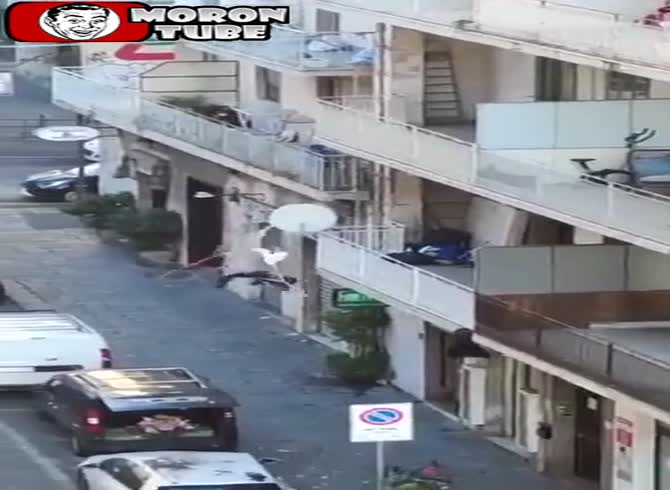Video :Crazy, she flings everything into the street from her balcony